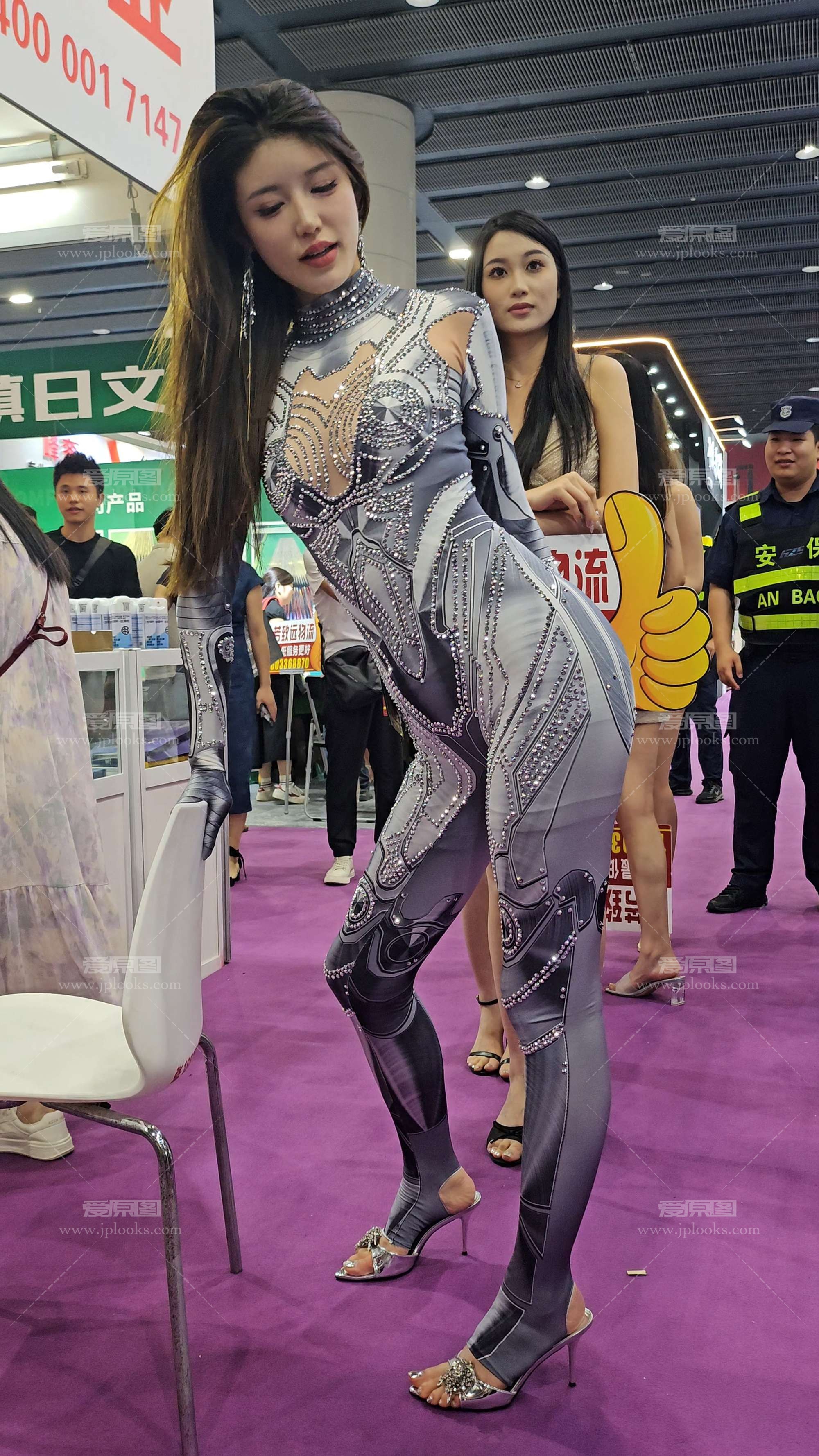 小乌苏连体裤4K-min.mp4_20250516_084305.786.jpg