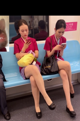 两位实习地勤翘二郎腿坐地铁