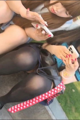 蜘蛛爬在妹子的黑丝肉腿上,快提醒下她