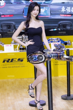 250328-35=26 一身黑色穿搭的性感美腿车模