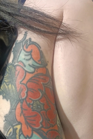 纹身鸭舌帽妹子的蹲姿白嫩大腿1bndtwsysm